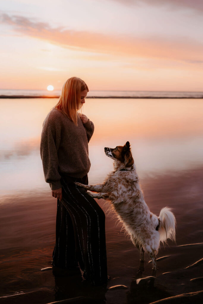 Hundefotograf hund mensch fotoshooting am Strand emotional